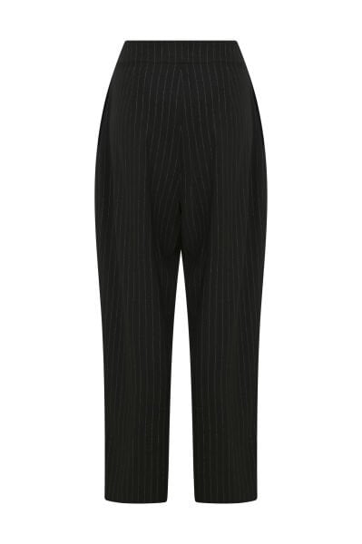 APRIL SUIT