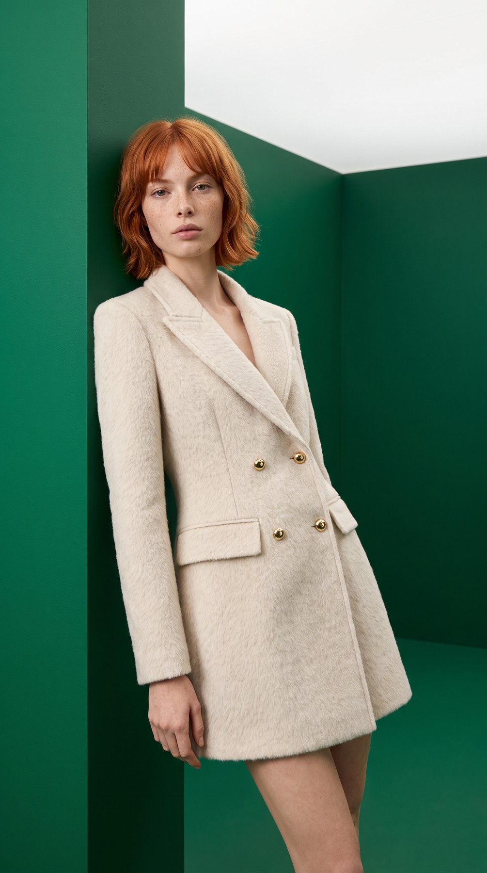 Ekru dış giyim tasarımıyla model